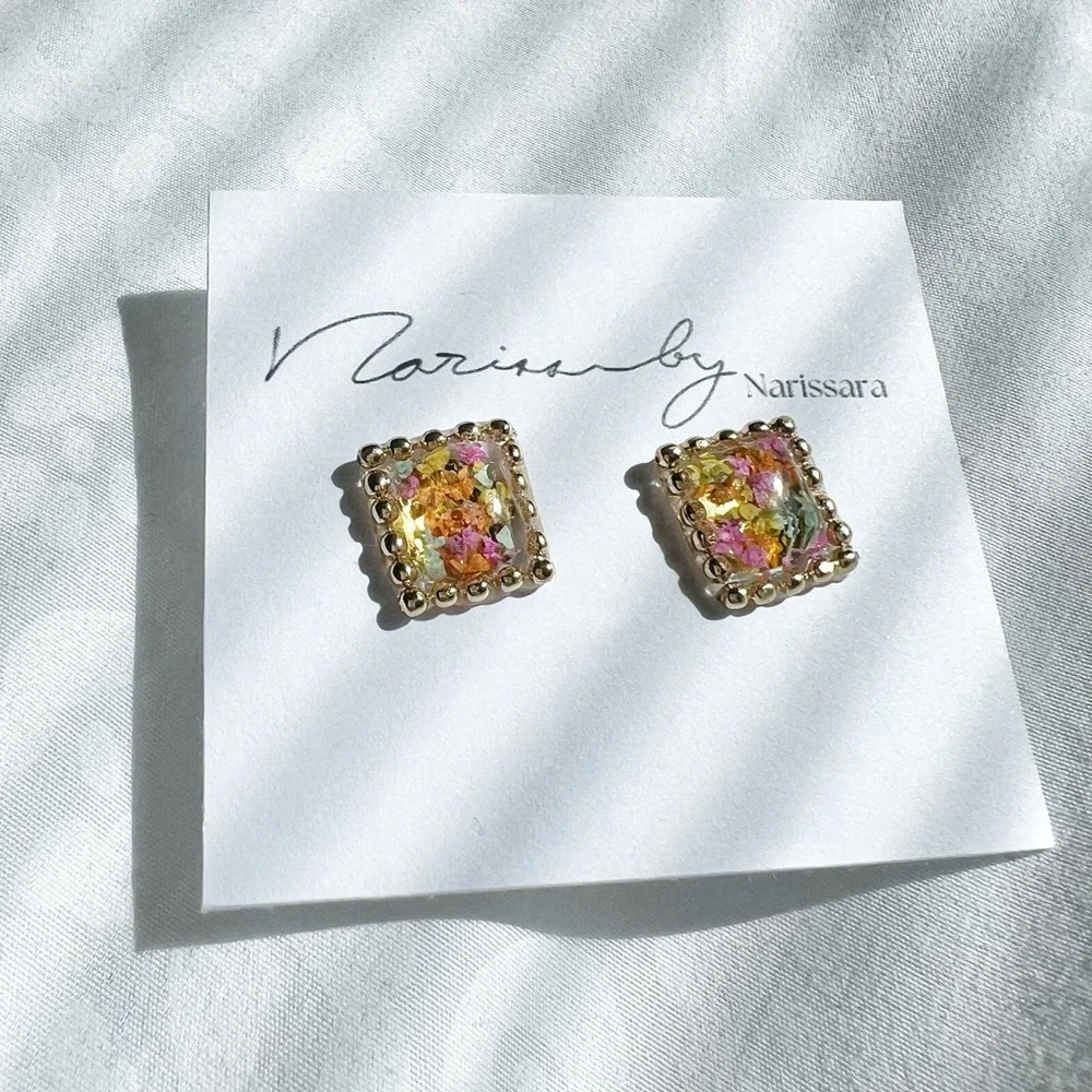 Pressed Dried Flower Resin Square Shape Stud Earrings - Picture 6 of 6